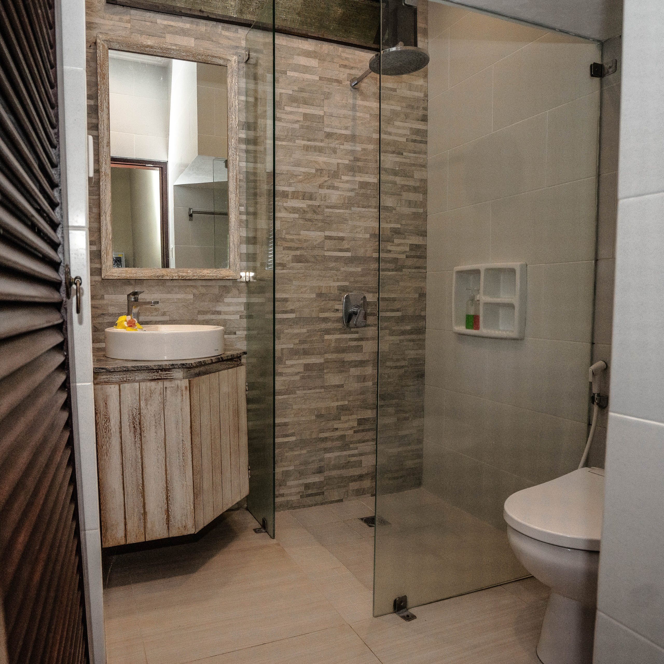 bathroom room 11.
