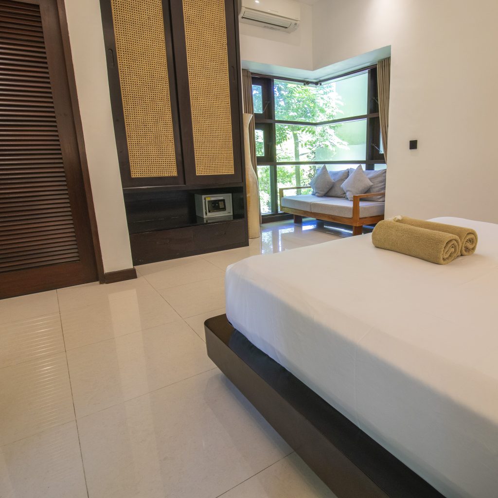 Room 10 bed and sofa.