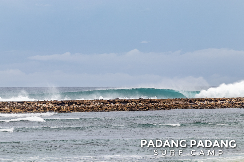 Fast barreling wave at Nikko in front of the breakwater.