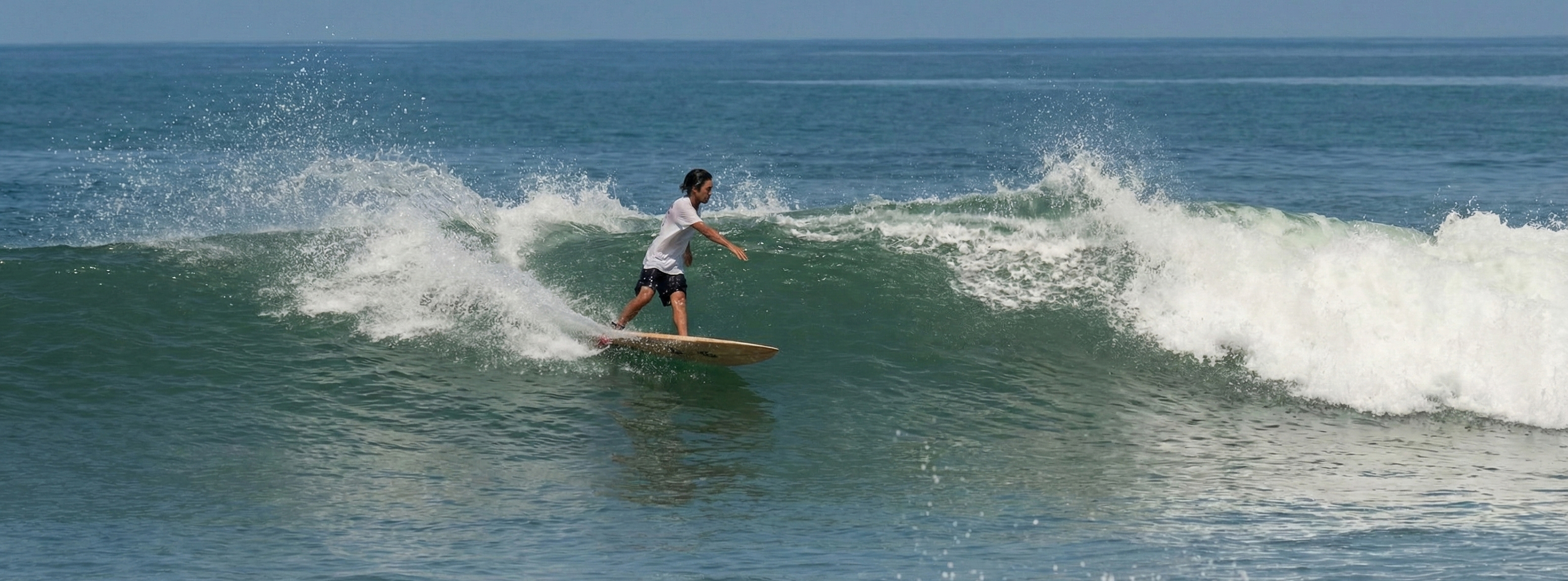 Surfer doing a nice turn at Padma.